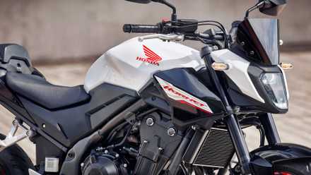 Close dos detalhes do farol e do tanque da Honda CB500 Hornet