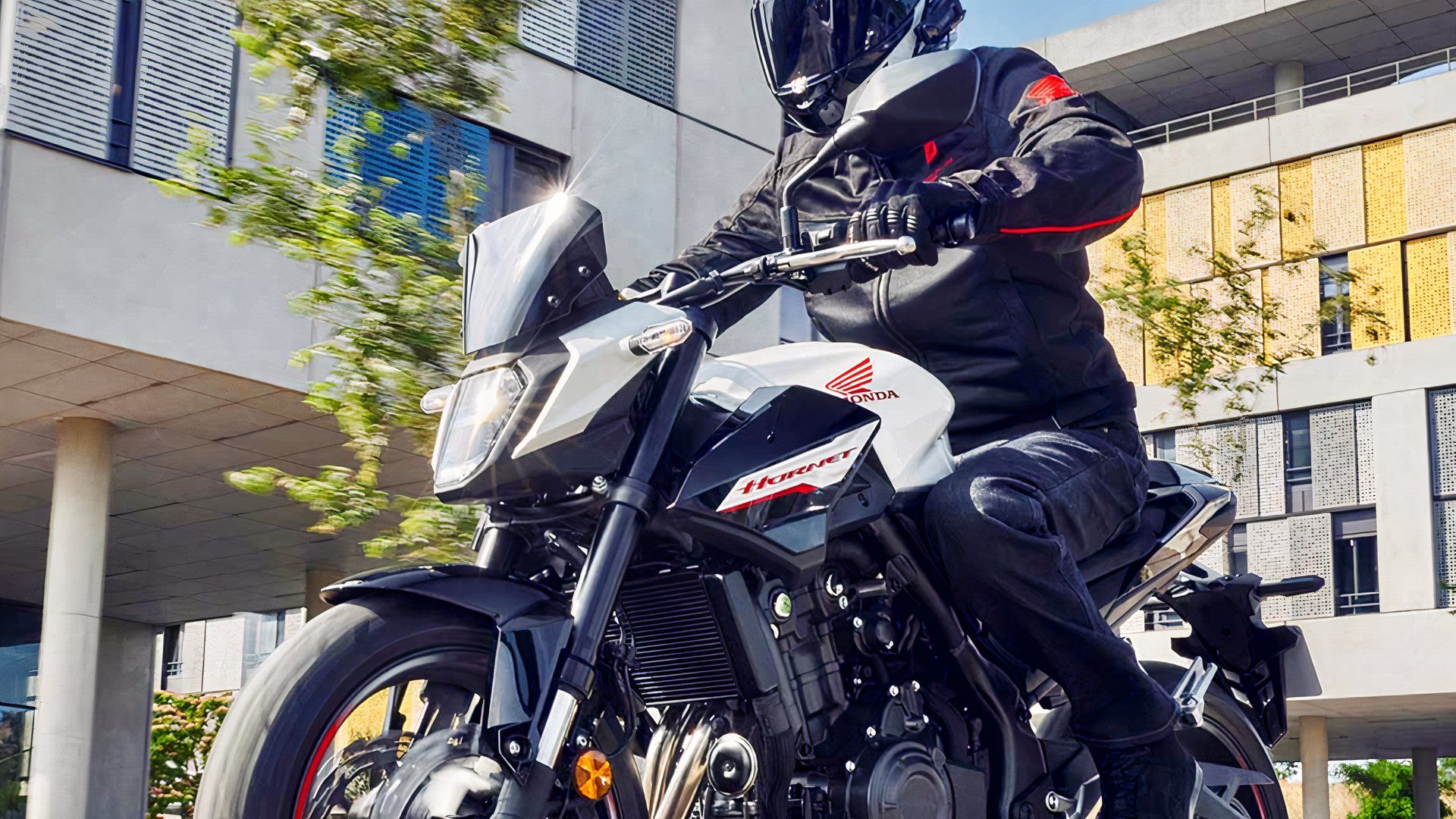 Foto frontal em close da Honda CB500 Hornet