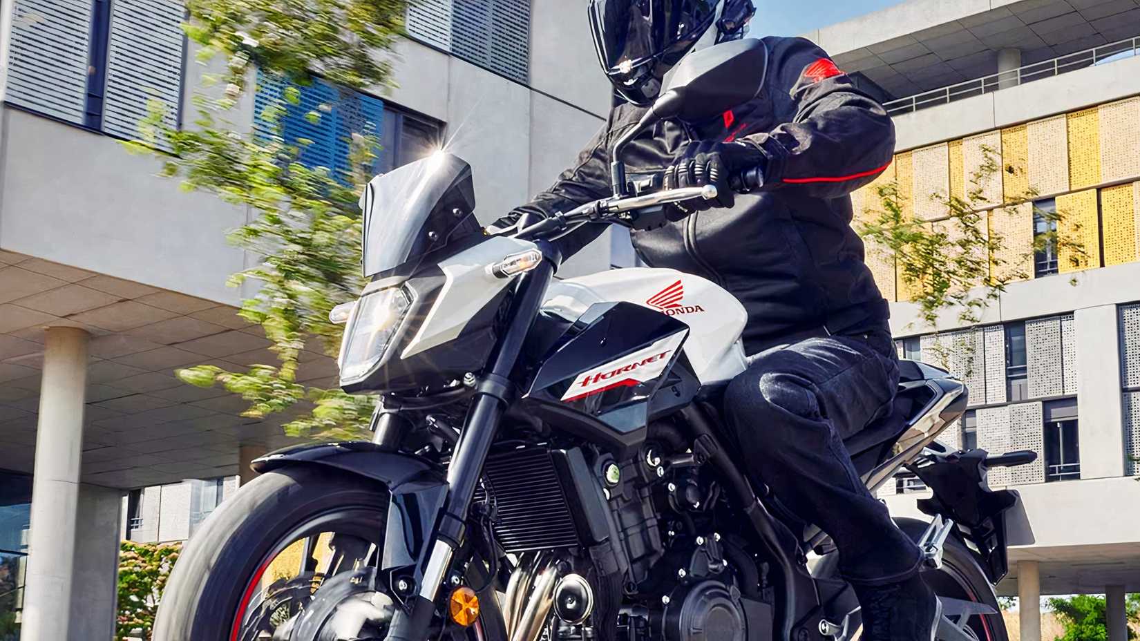 Foto frontal em close da Honda CB500 Hornet