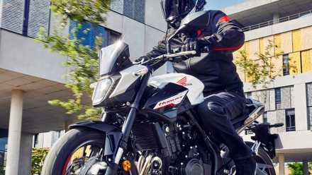 Foto frontal em close da Honda CB500 Hornet
