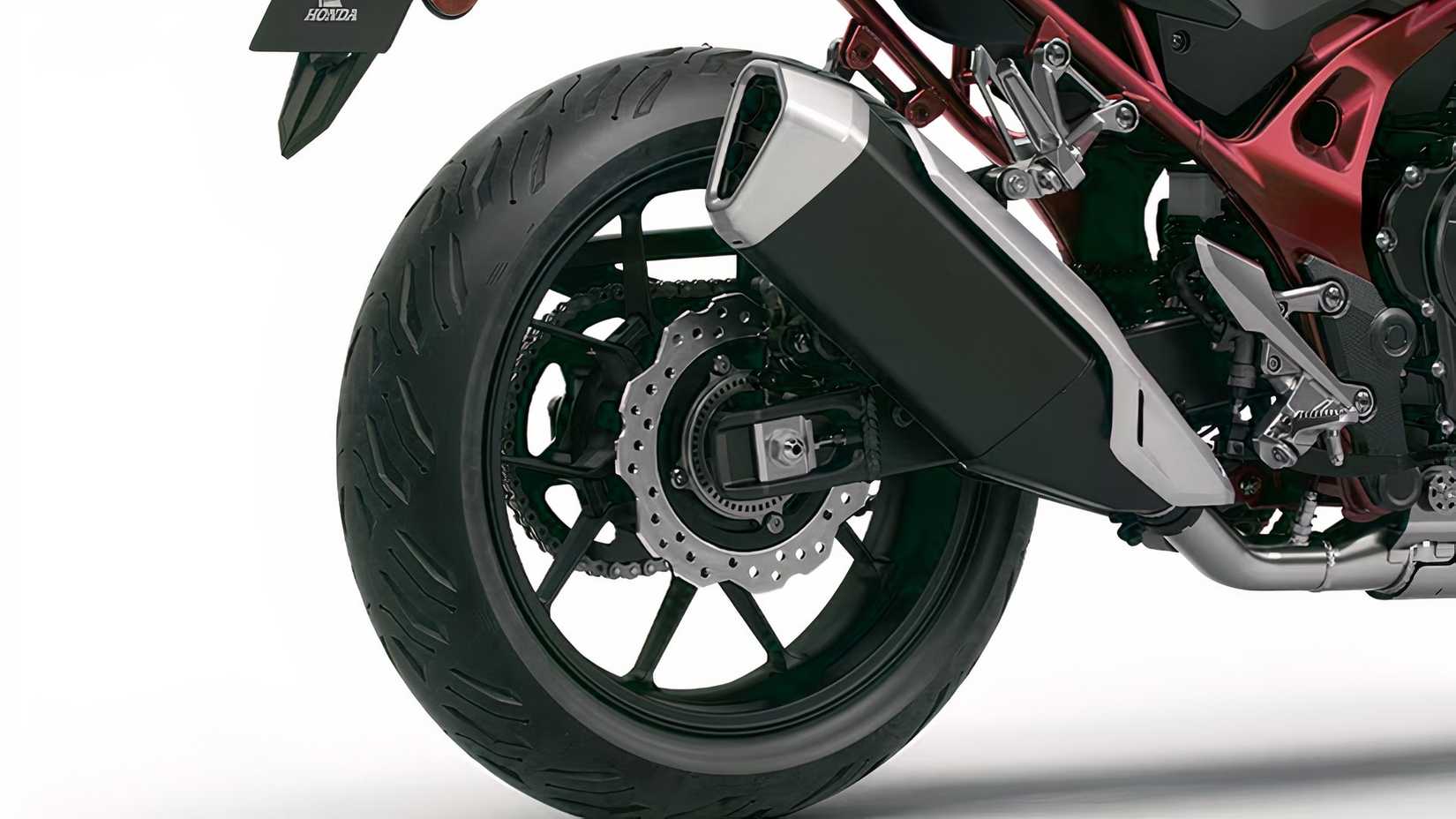 Close da roda traseira Honda CB750 Hornet