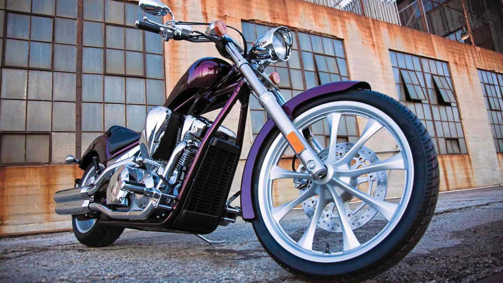 Vue en contre-plongée d'une Honda Fury violette de 2010