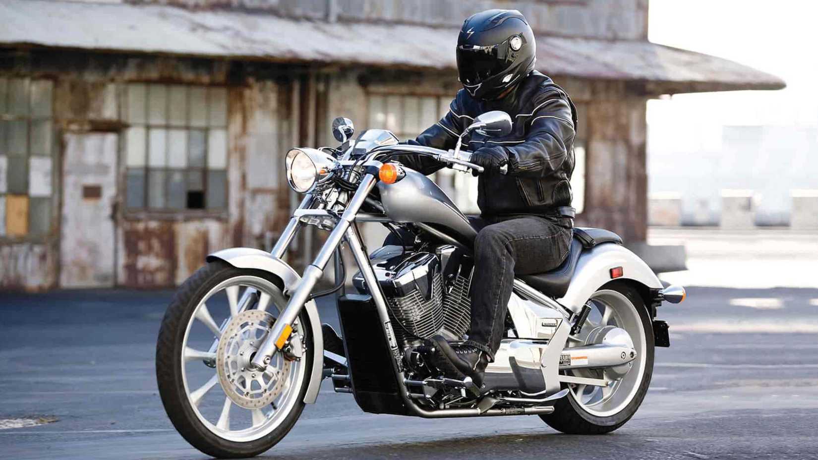 Piloto a bordo de um Honda Fury prata