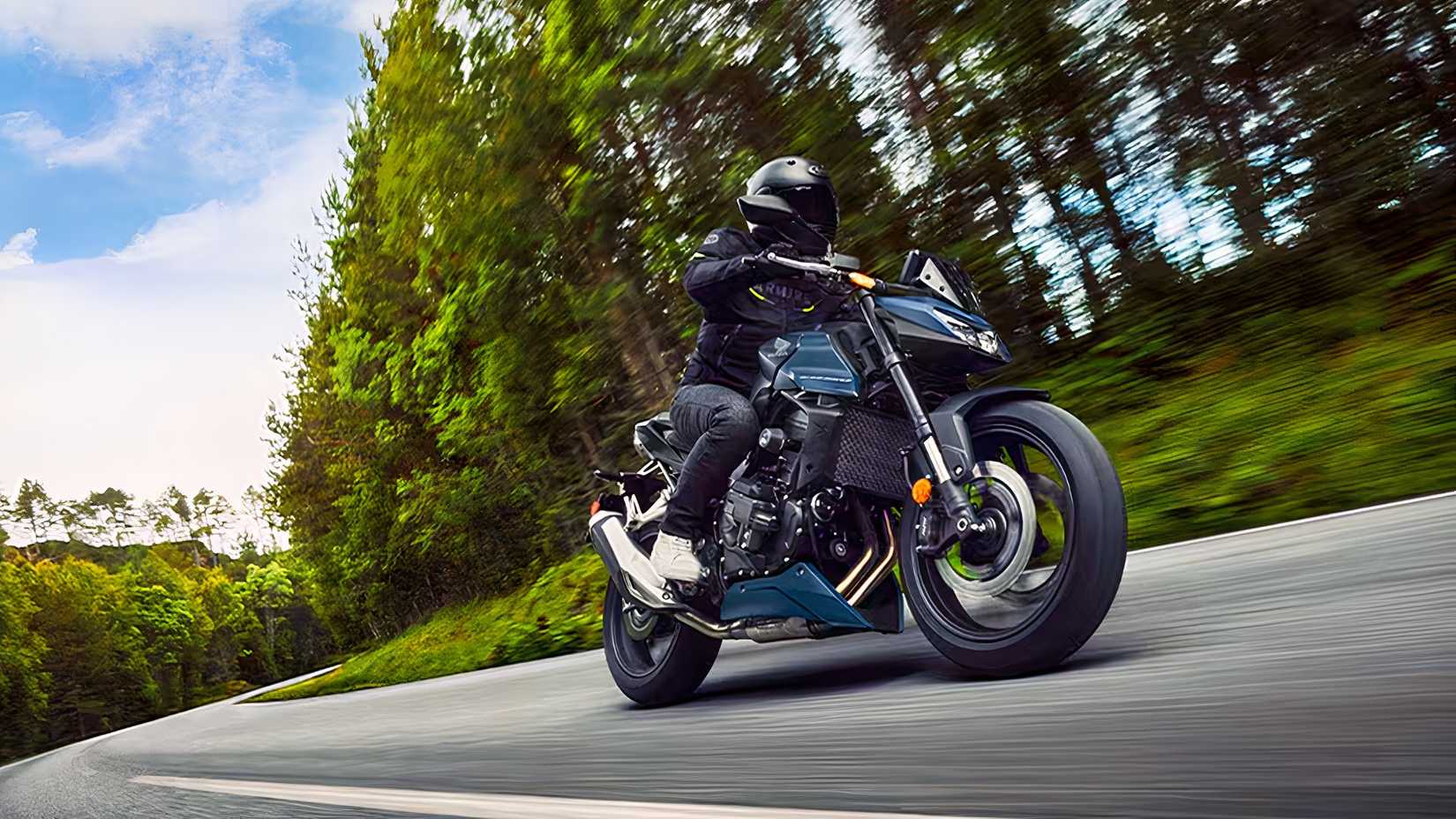 Foto de ação de uma Honda CB750 Hornet