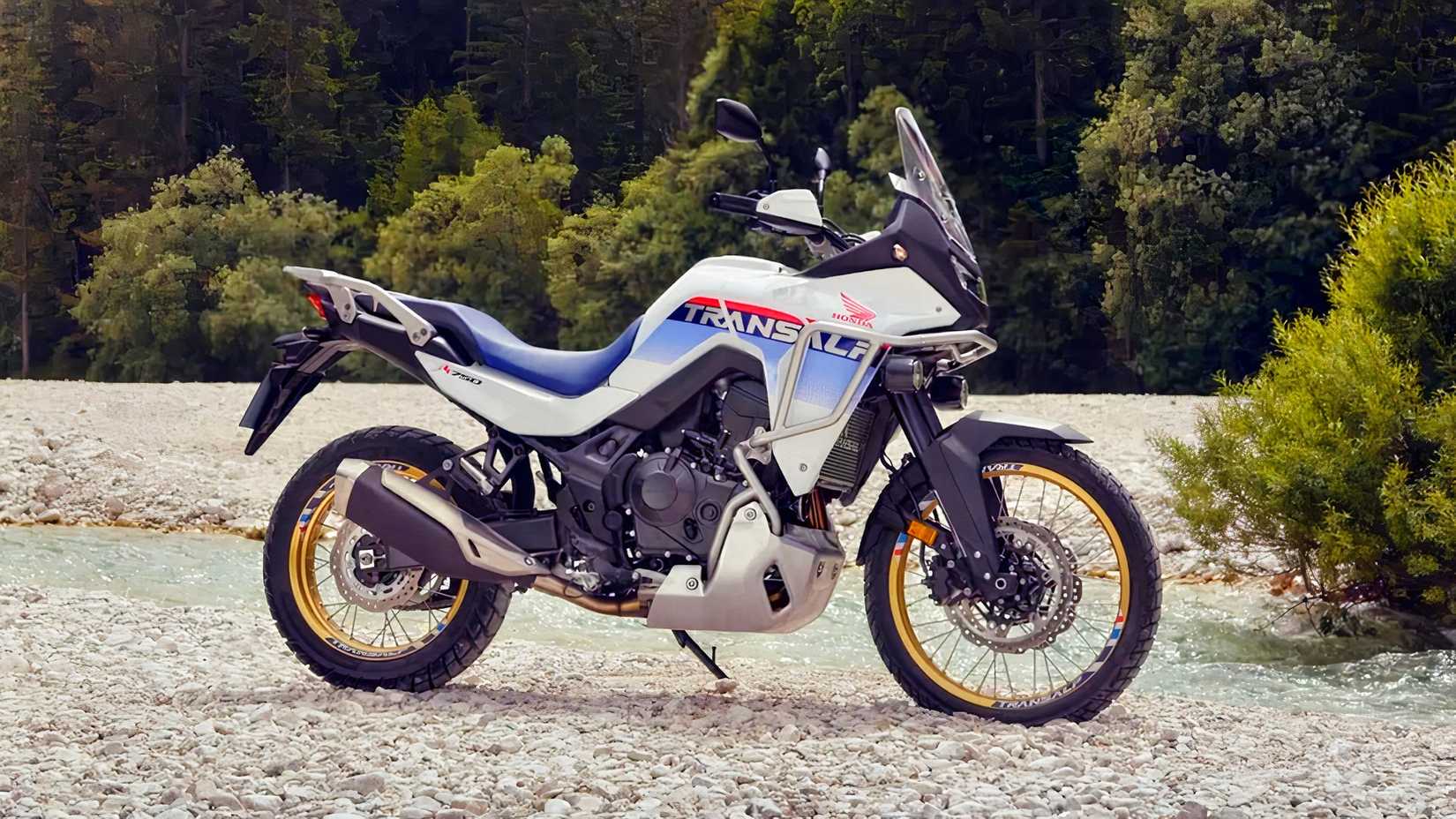 Honda XL750 Transalp estacionou fora de estrada perto de um riacho