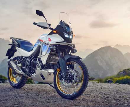 Honda XL750 Transalp estacionada à beira de uma trilha