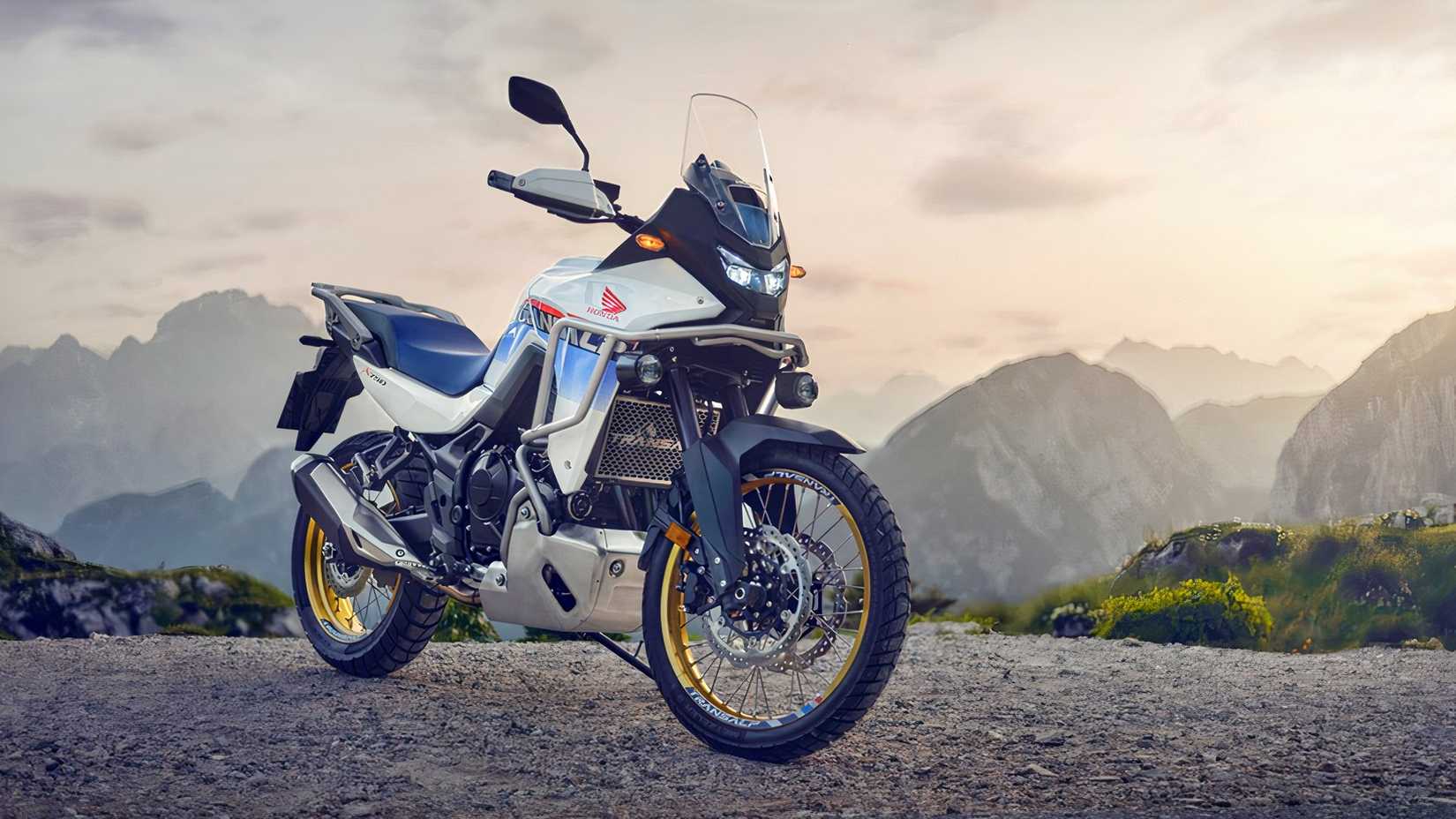 Honda XL750 Transalp estacionada à beira de uma trilha