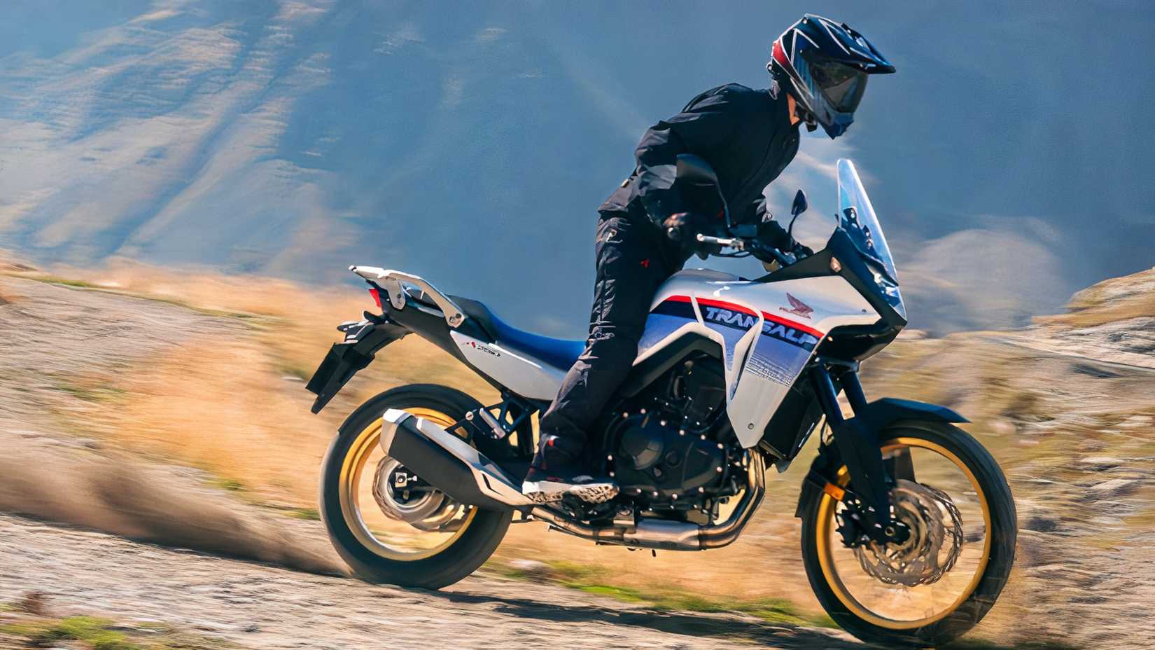 Honda XL750 Transalp pilotando off-road