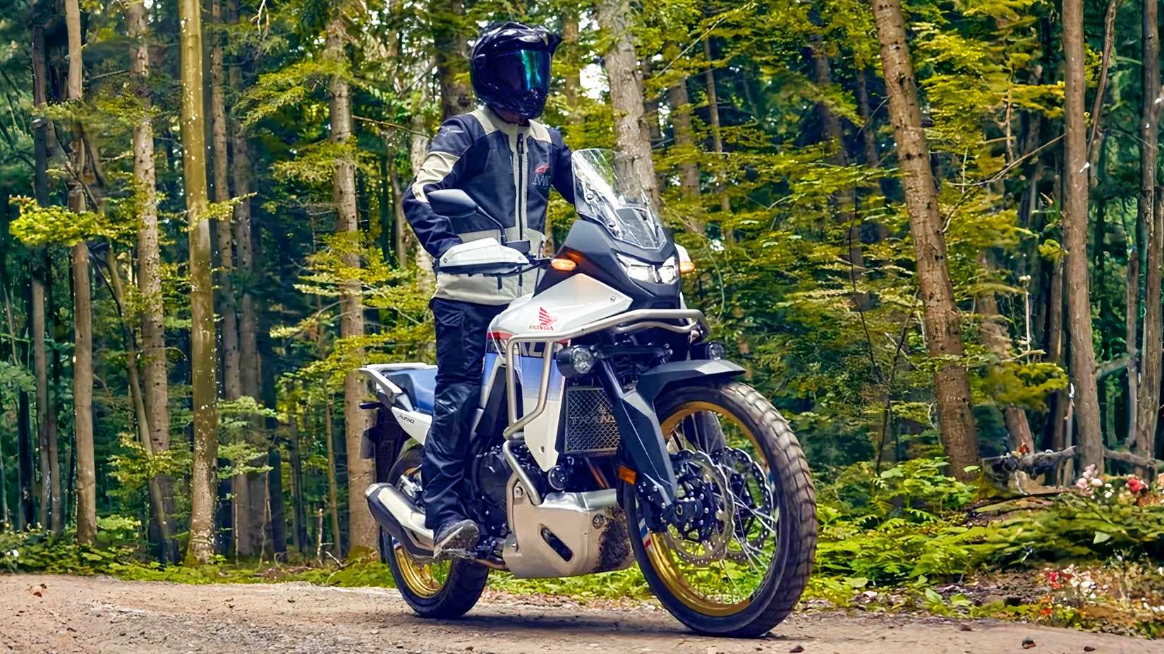 Honda XL750 Transalp pilotando off-road