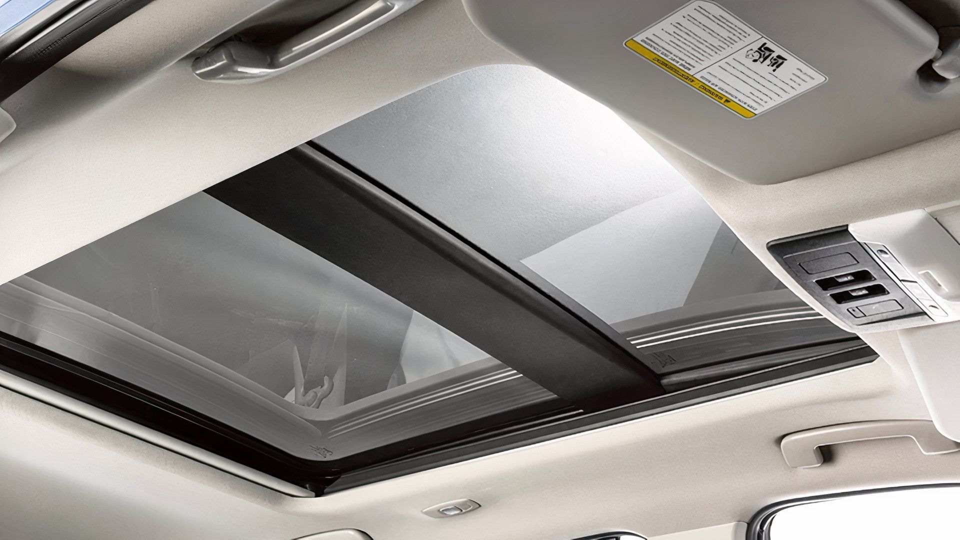 Interior do Nissan Rogue 2026 mostrando teto solar