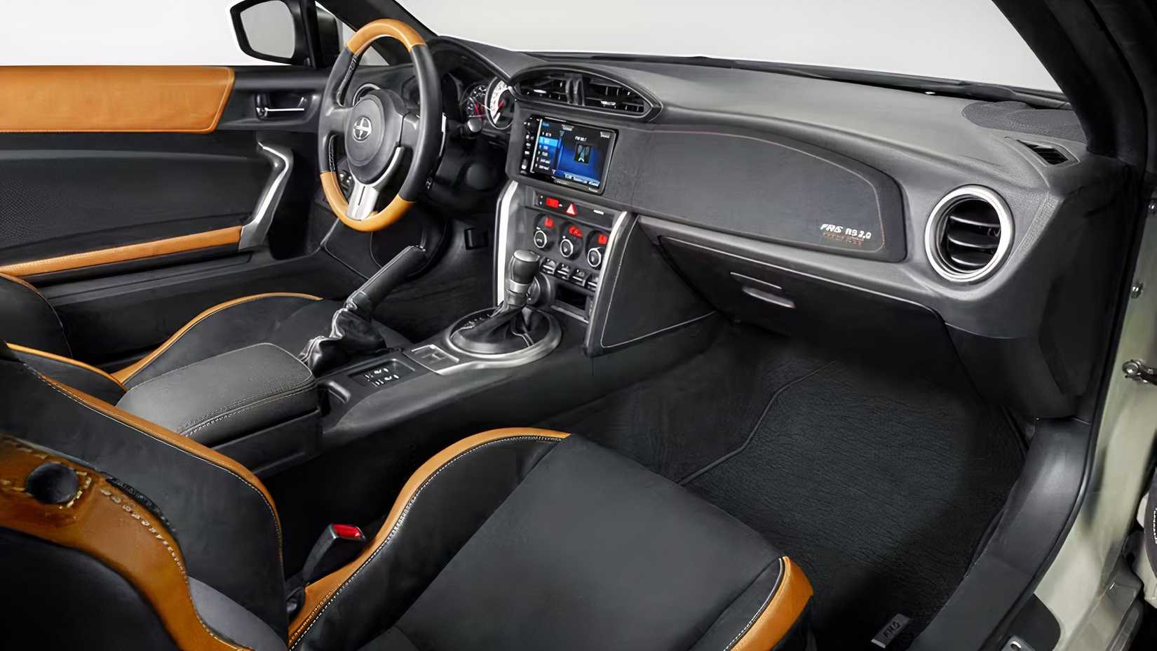 Interior do Scion FR-S 2016 mostrando cabine frontal