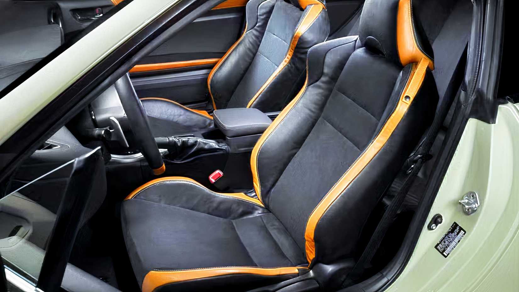 Interior do Scion FR-S 2016 mostrando os bancos dianteiros