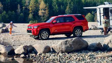 Foto de perfil do Toyota 4Runner 2026 estacionado na areia