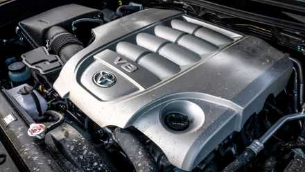 Close-up do compartimento do motor do Toyota Land Cruiser 2021 mostrando 3UR-FE V8