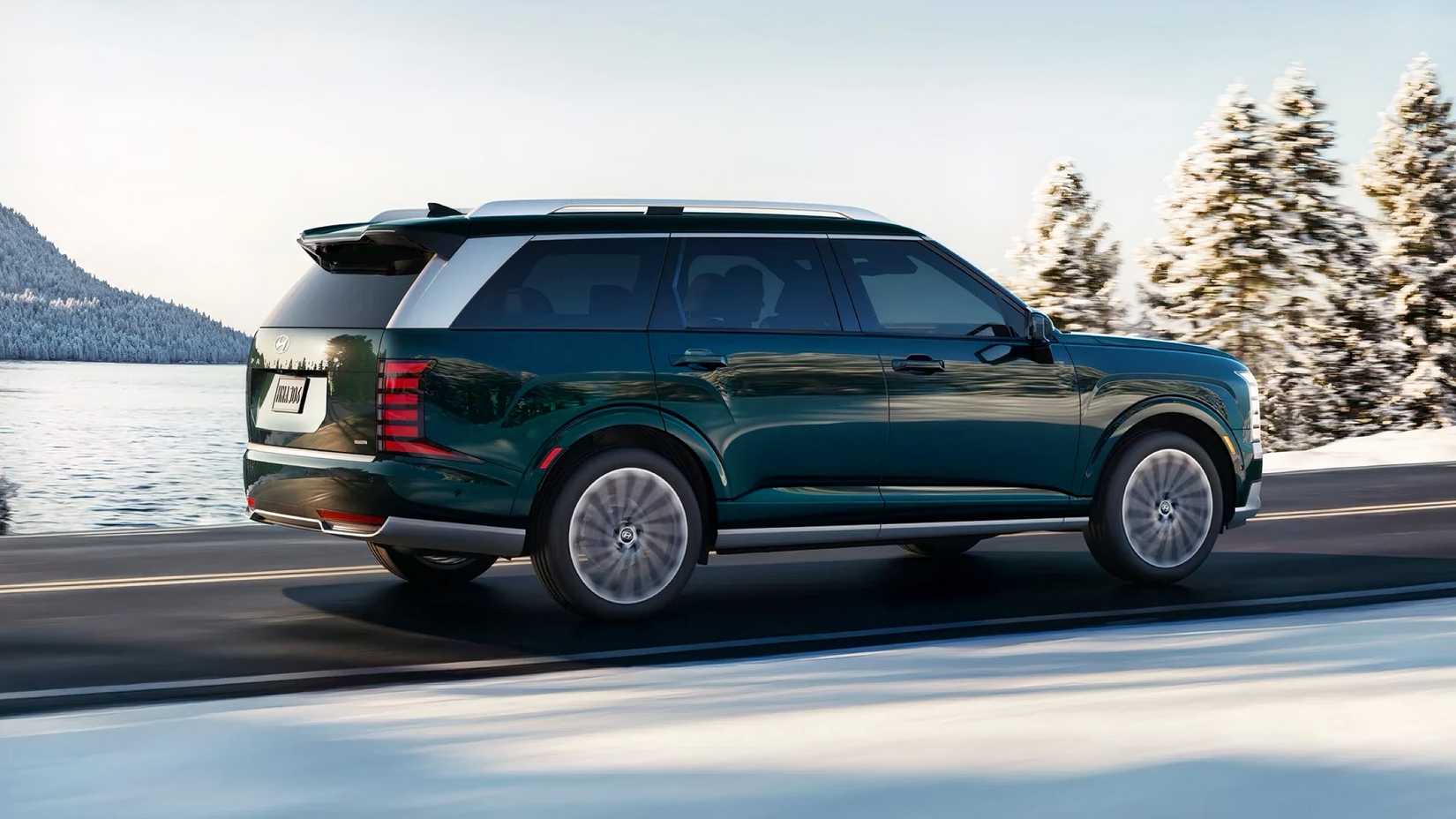 2026 Hyundai Palisade traseira 3/4 dirigindo em estrada com neve
