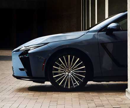 Foto frontal do Lexus ES 2026 estacionada
