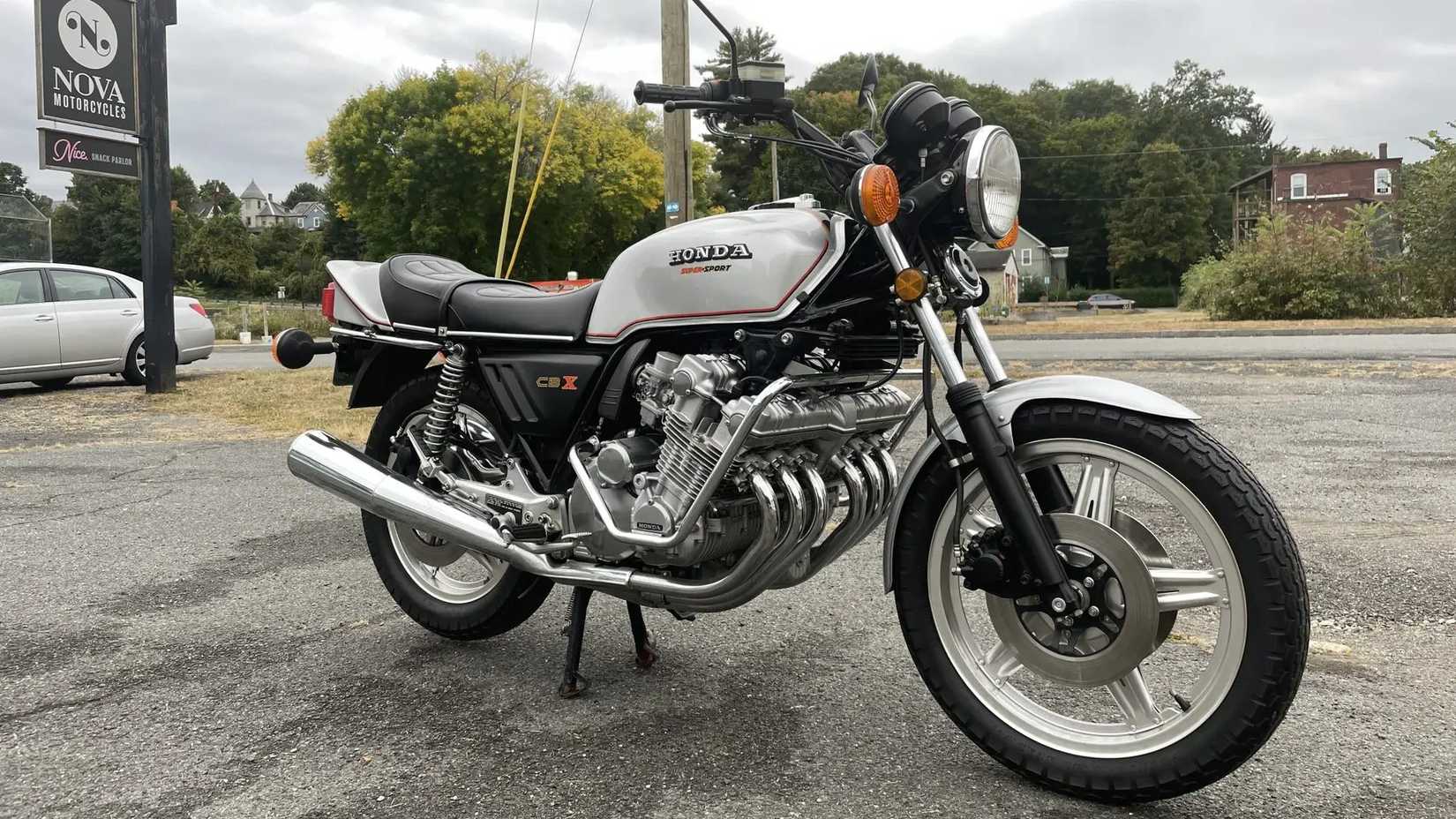 Uma Honda CBX1000 Super Sport vista frontal direita