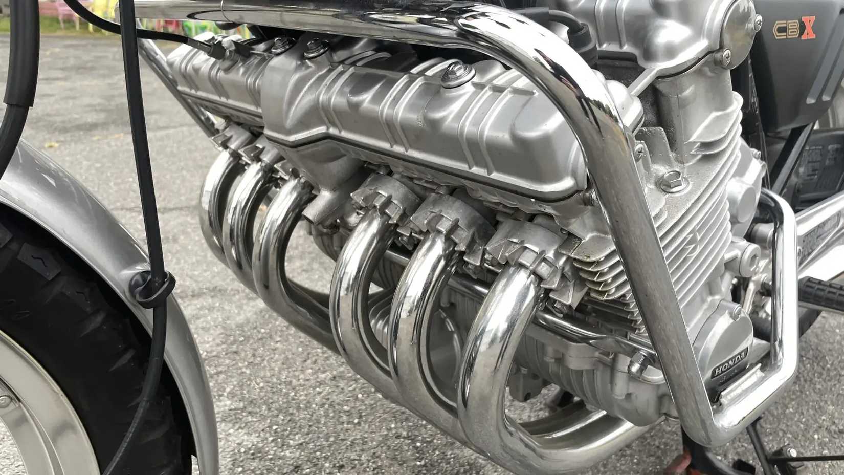 Uma foto detalhada do motor de seis cilindros em linha da Honda CBX1000 Super Sport