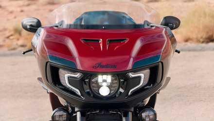 Farol LED Indian Challenger durante o dia, foto aproximada