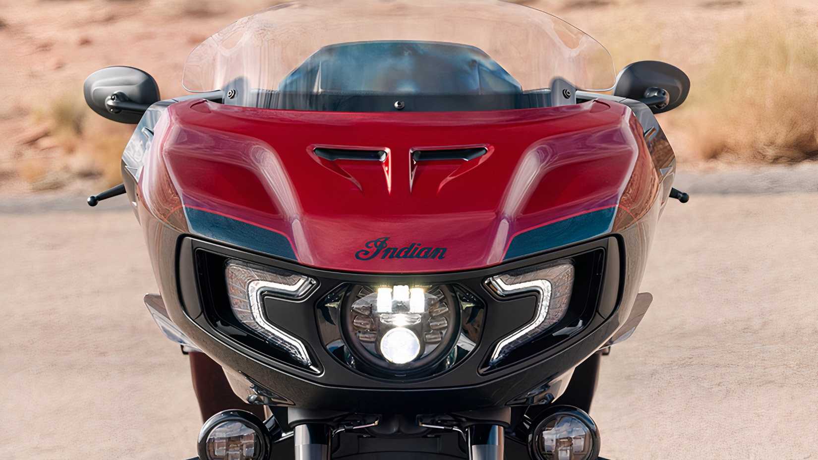 Farol LED Indian Challenger durante o dia, foto aproximada