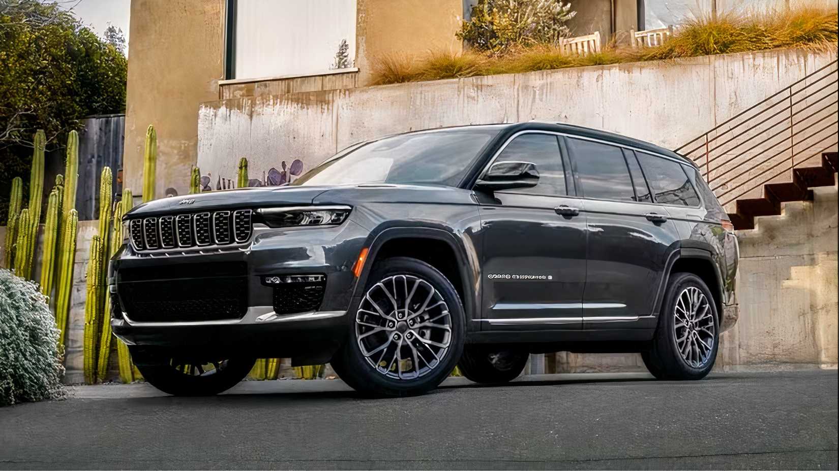 A Jeep Grand Cherokee L parked outside desert home