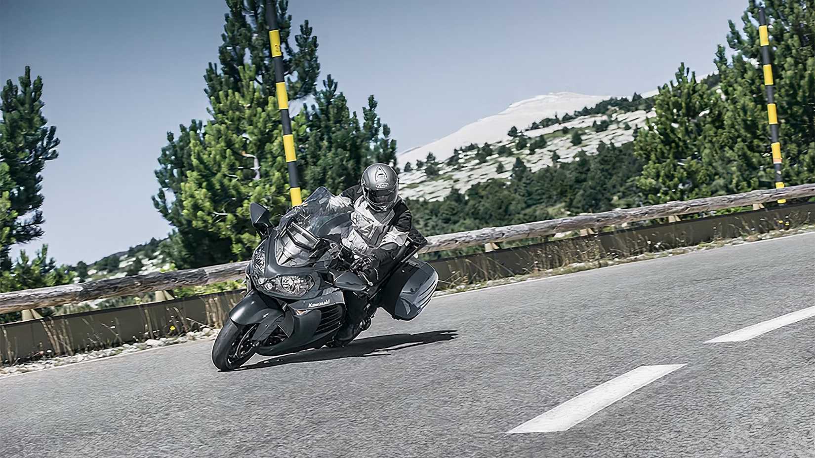 Kawasaki Concours 14 cornering on a mountain road