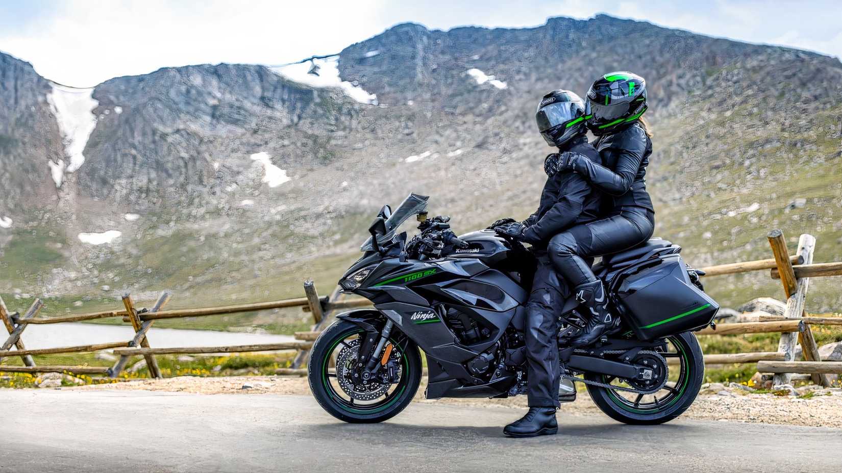 Foto de um casal a bordo da Kawasaki Ninja 1100SX