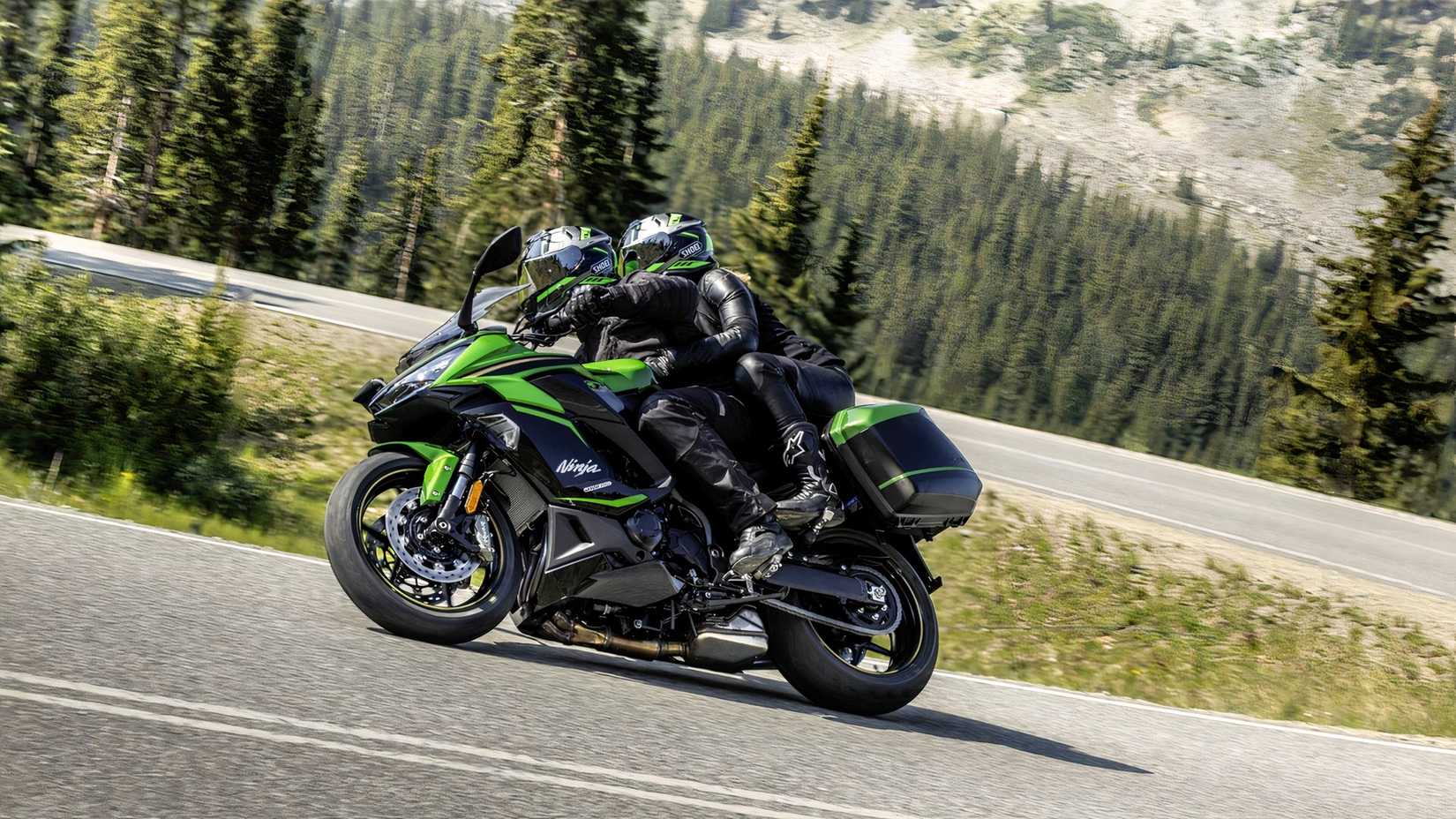 Um piloto com um passageiro nas curvas na Kawasaki Ninja 1100SX