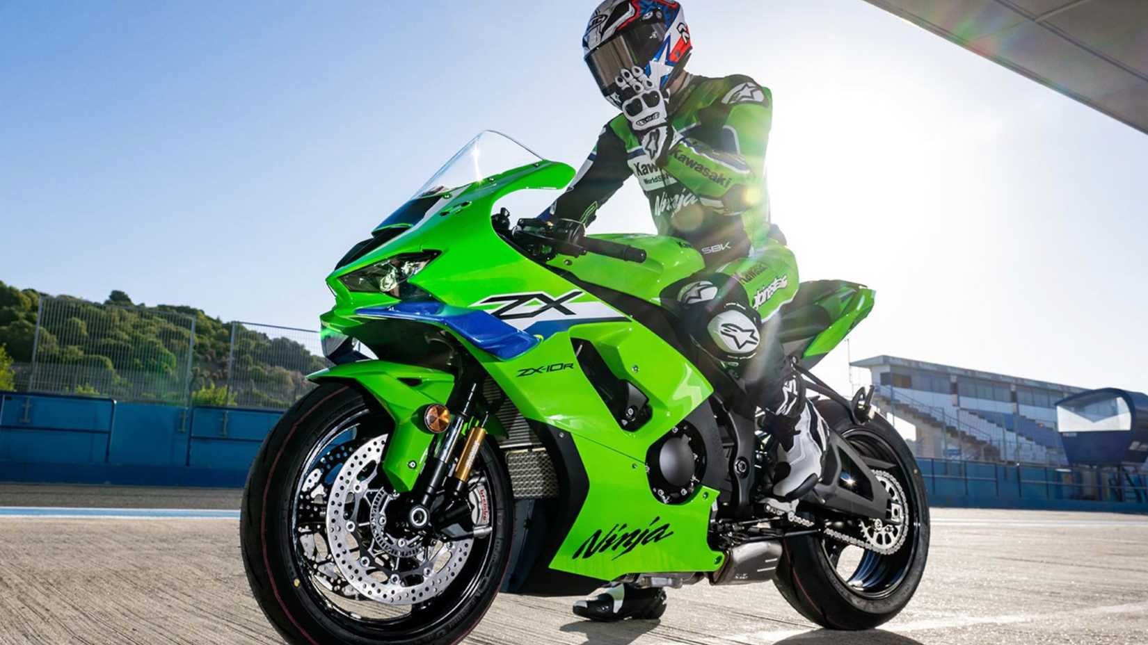 Piloto em uma Kawasaki Ninja ZX-10R na pista