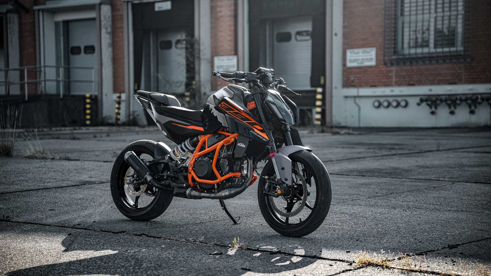 Foto estática de 2026 KTM 390 Duke estacionada