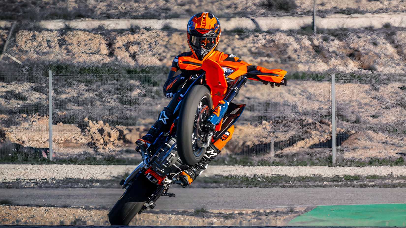 KTM 690 SMC R cavalinho de saída de curva