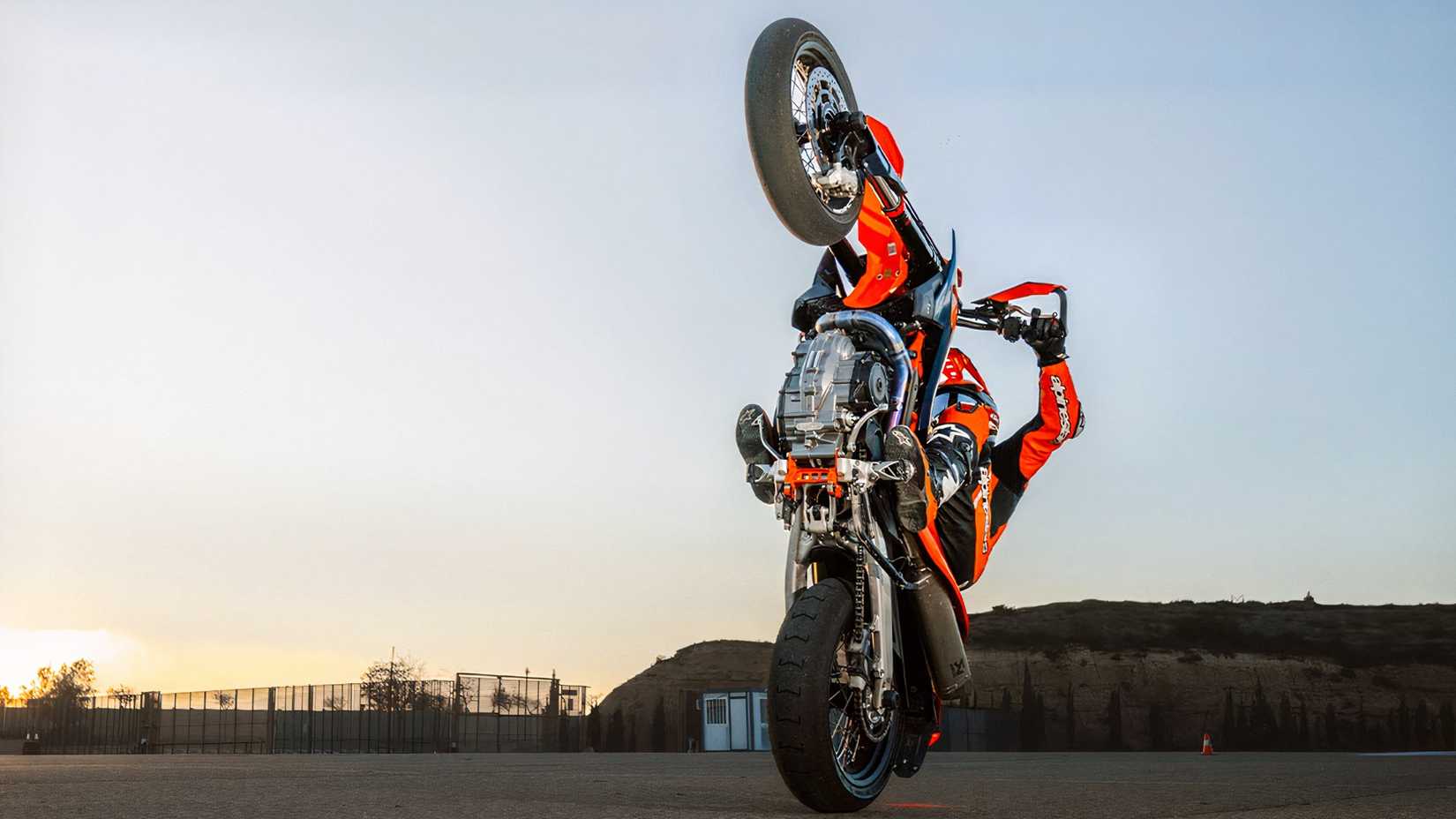 KTM 690 SMC R 12 o' clock wheelie