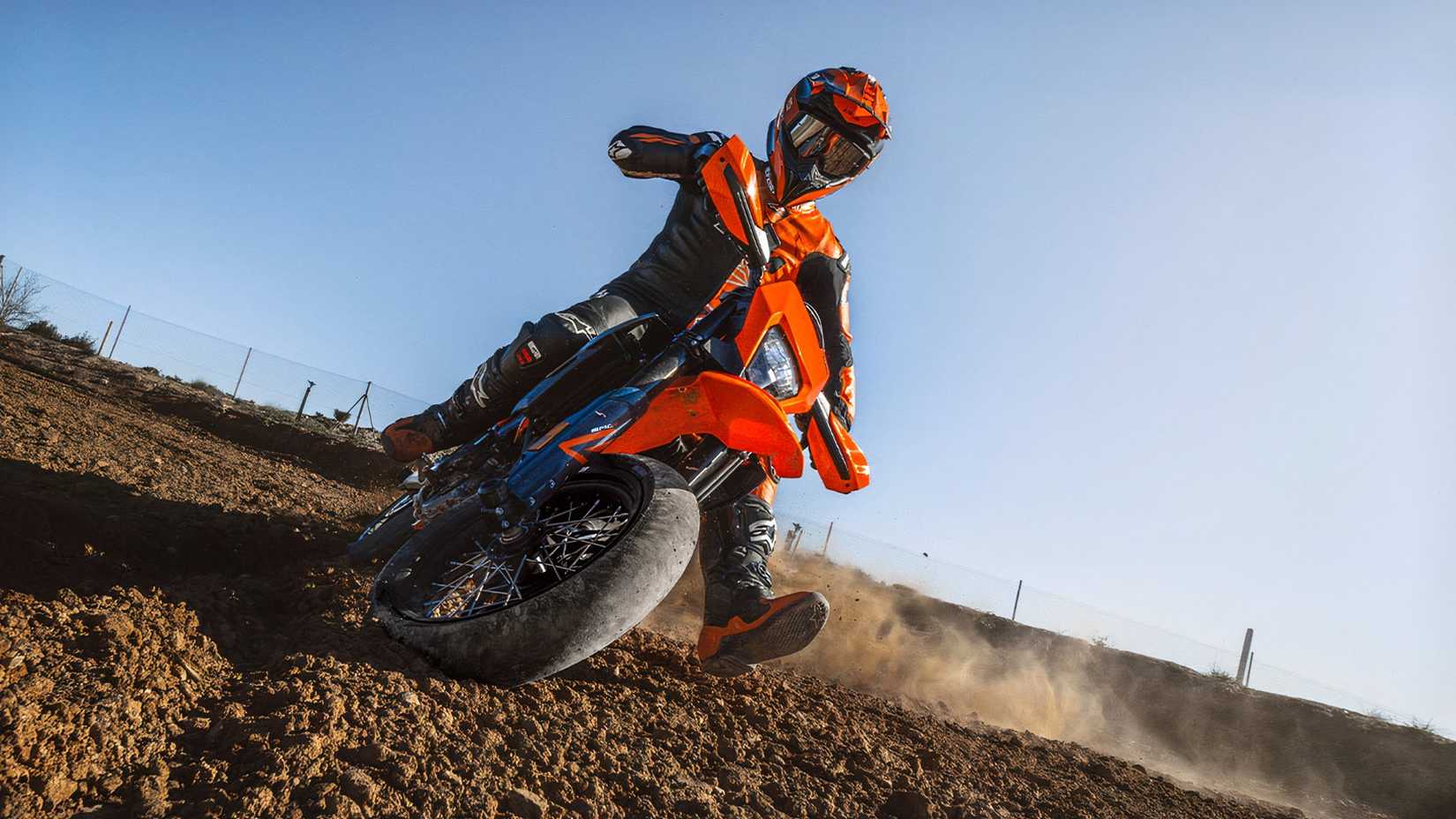 KTM 690 SMC R andando na terra