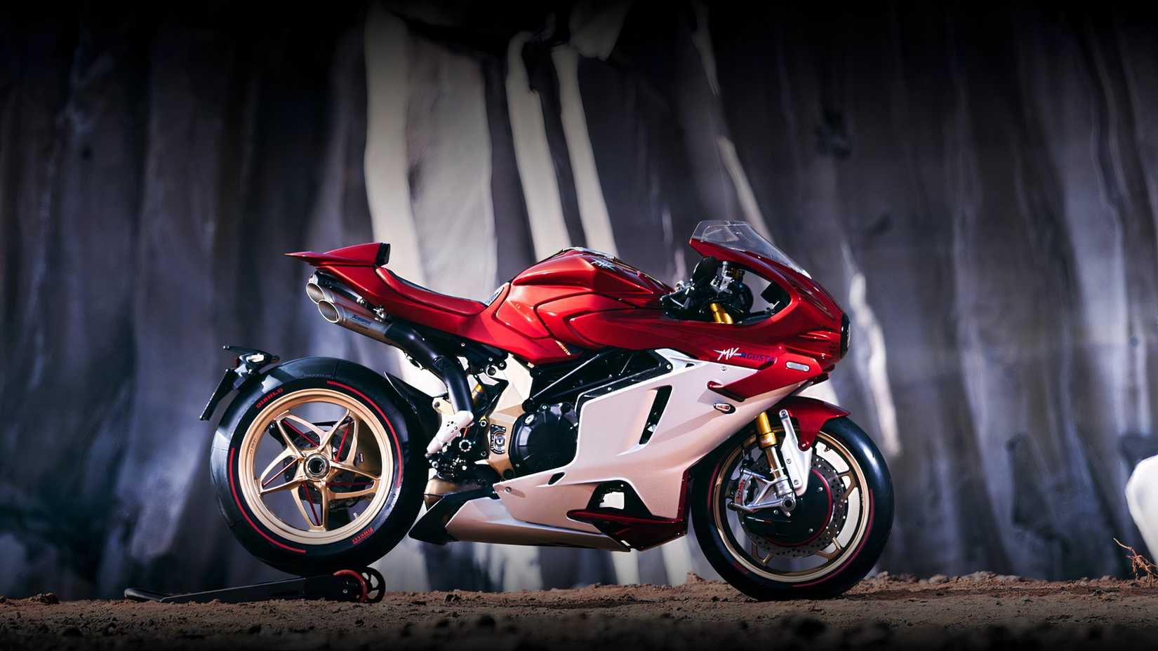 Beauty shot of the MV Agusta Superveloce 1000 Serie Oro 