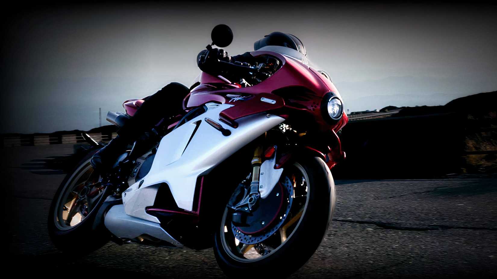 Dramatic shot of a rider cornering on the MV Agusta Superveloce 1000 Serie Oro