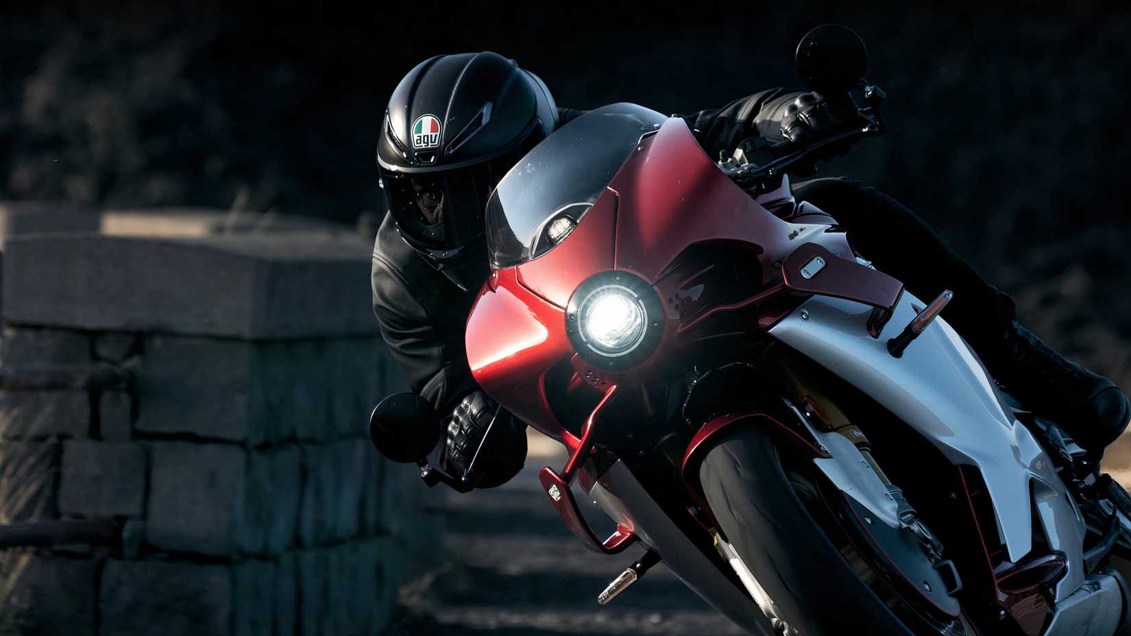 Rider cornering on the MV Agusta Superveloce 1000 Serie Oro