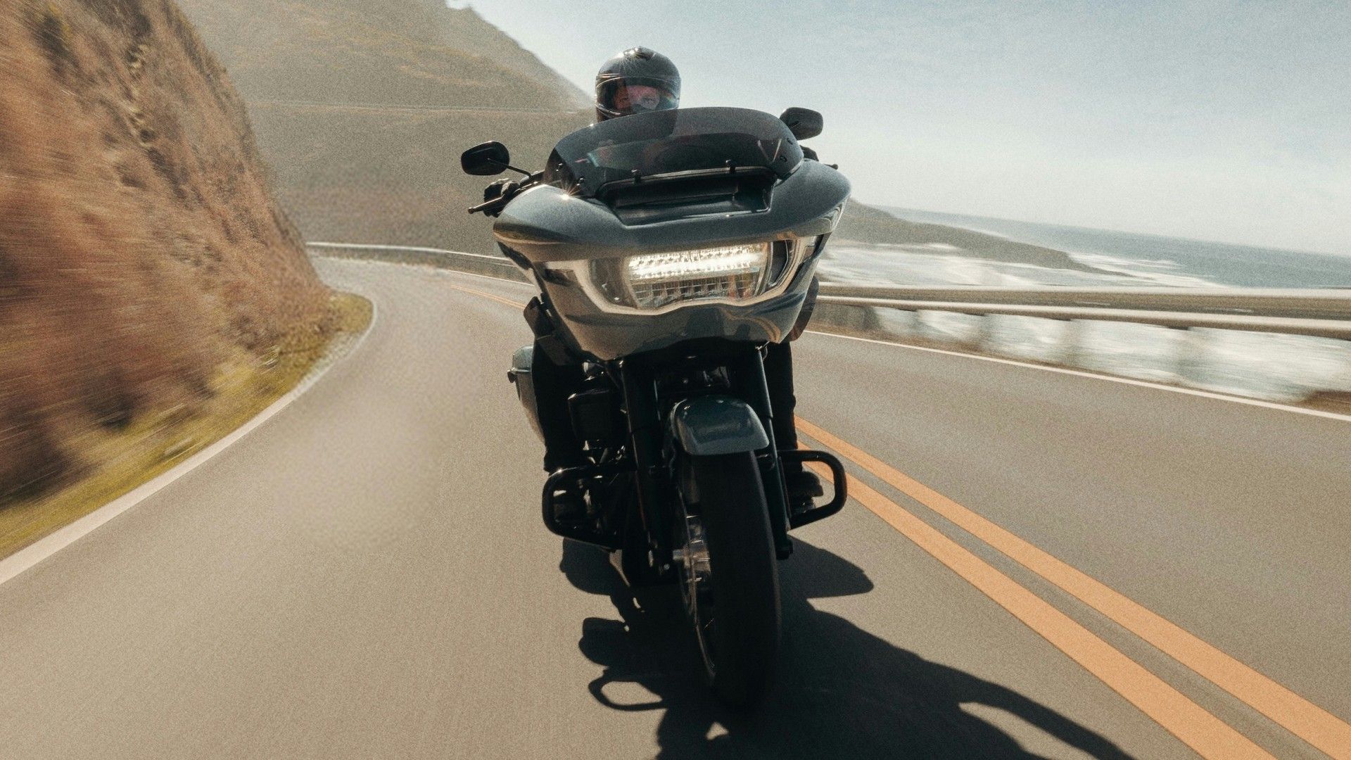Foto cinematográfica do painel frontal da Harley-Davidson Road Glide 2024