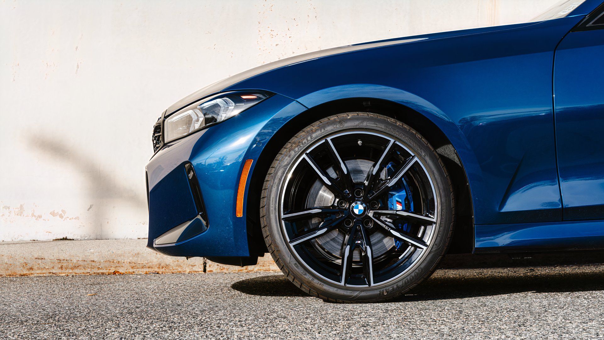 여전히 열성적인 팬들에게 안전한 선택지로 느껴지는 BMW 세단