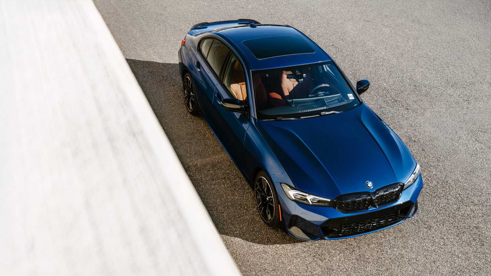 Foto frontal 3/4 do BMW M340i 2026 estacionado