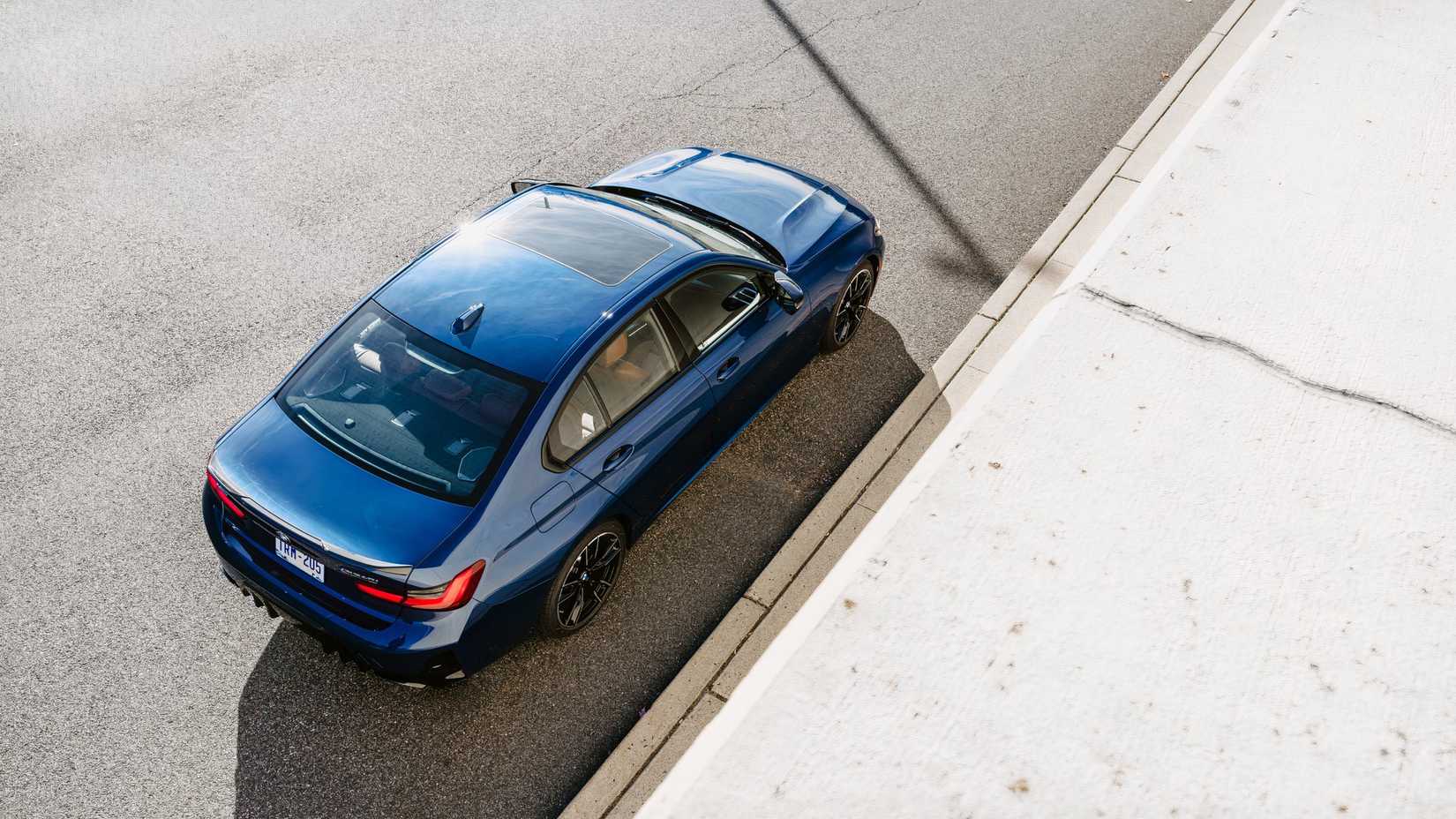 Uma foto de cima para baixo do BMW M340i 2026