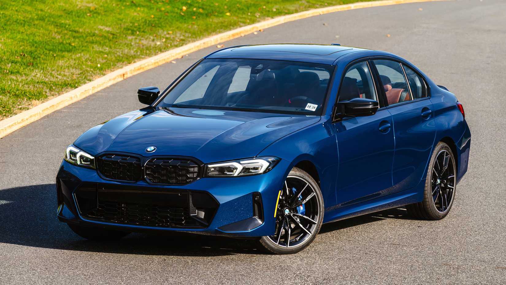 Foto frontal 3/4 do BMW M340i 2026 estacionado