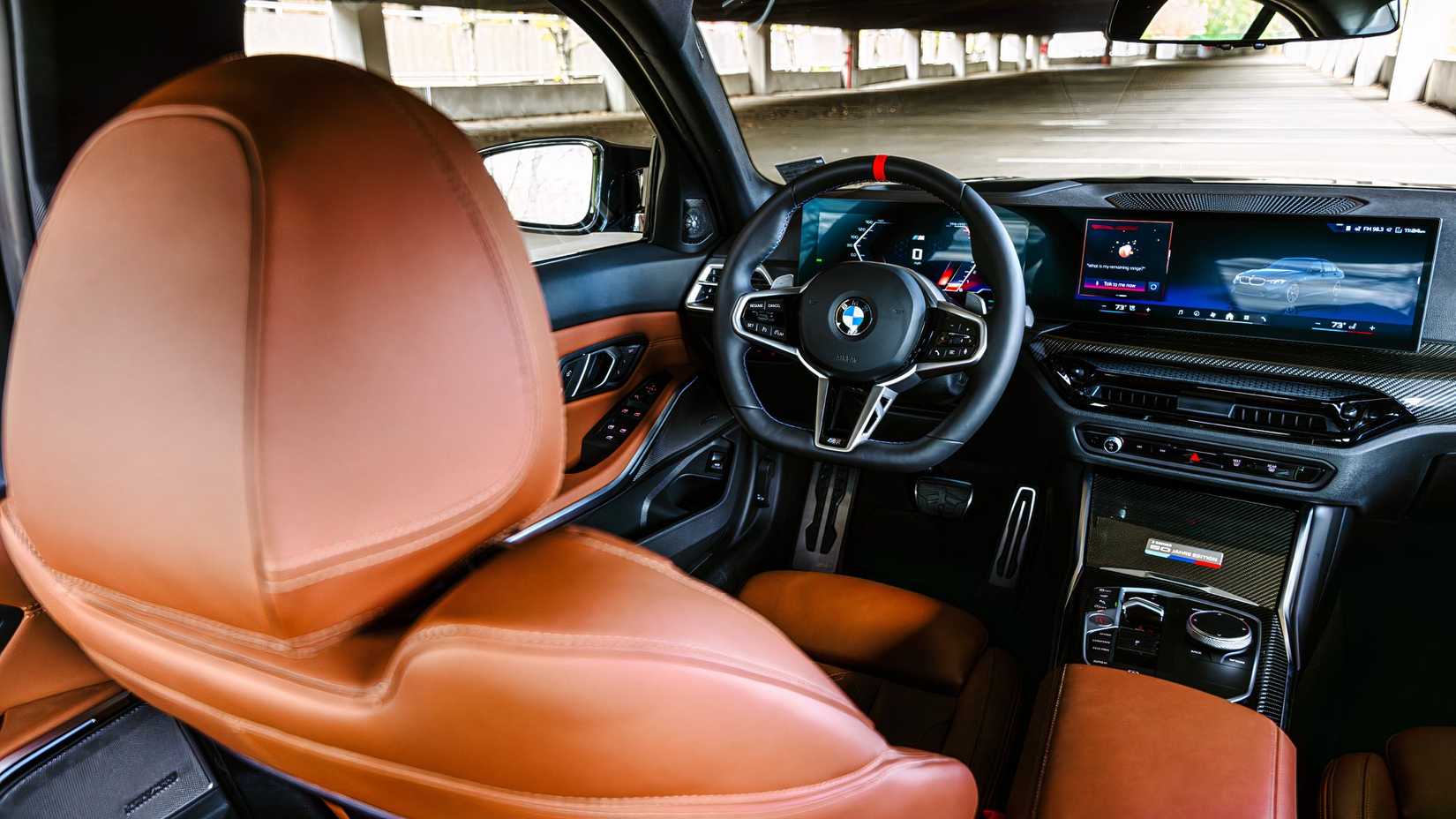 Foto do interior do BMW M340i 2026 mostrando a cabine dianteira