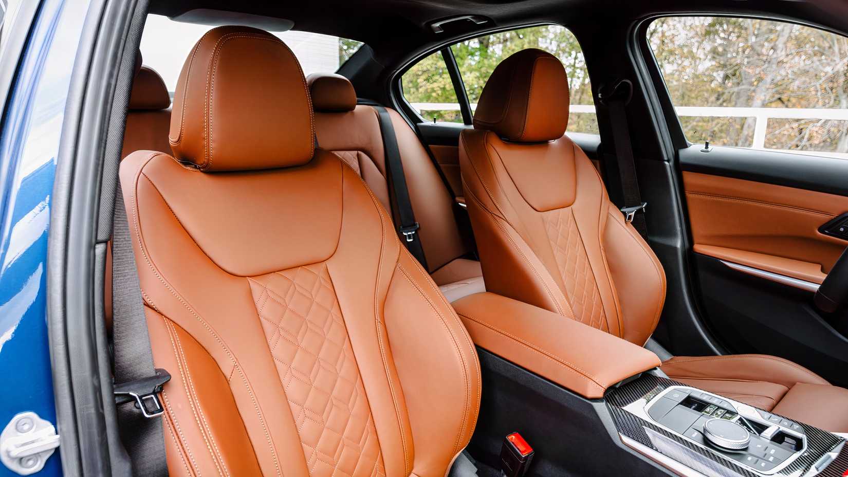 Foto do interior do BMW M340i 2026 mostrando assentos