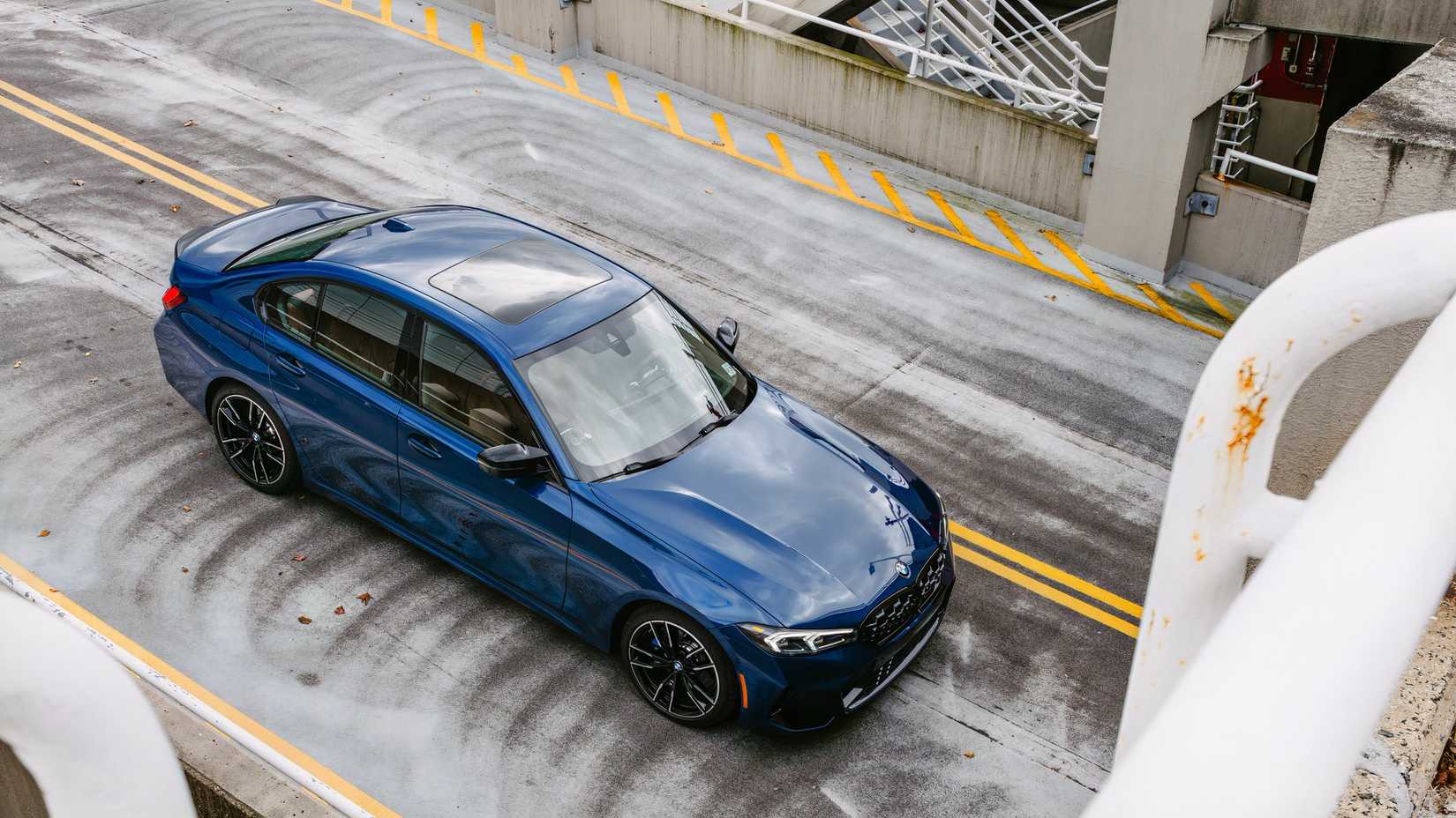Foto alta 3/4 do BMW M340i 2026 estacionado