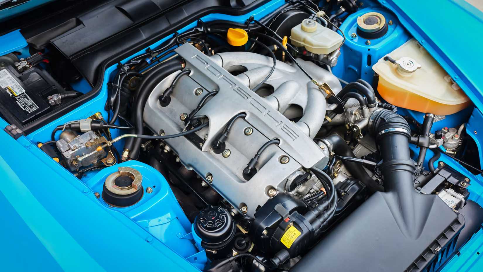 Porsche 968 Converitble engine