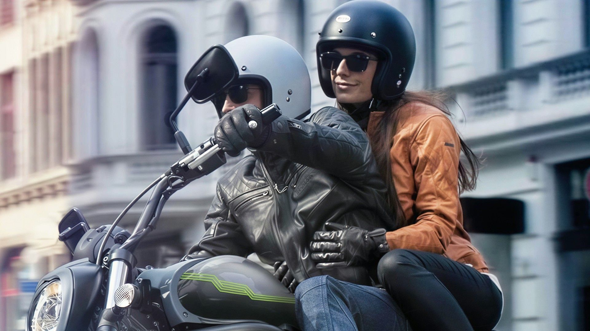 2026 Kawasaki Vulcan S com piloto e passageiro cruzando o trânsito