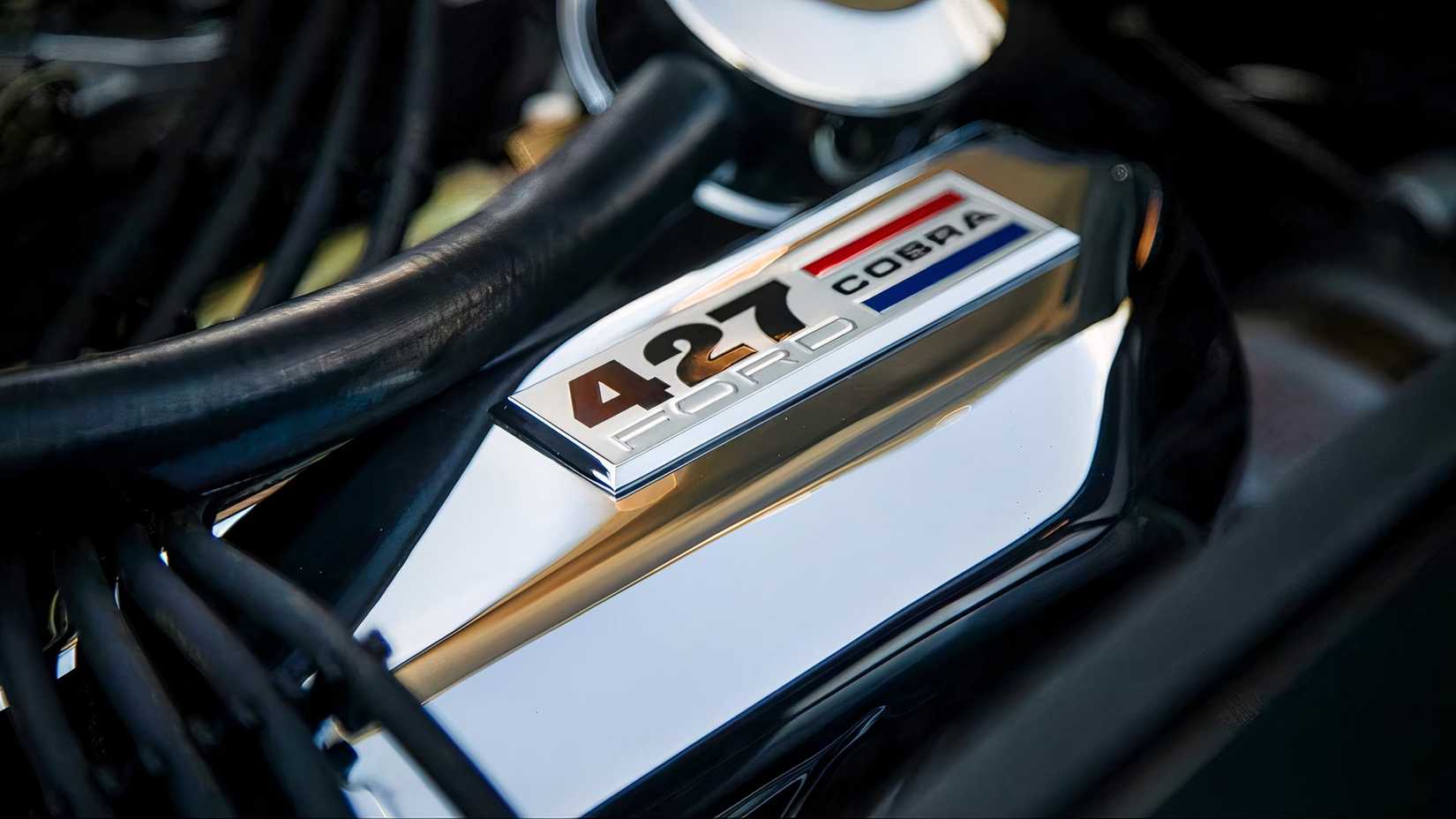 Um Shelby 427 Cobra exibe o compartimento do motor e o emblema do Ford 427