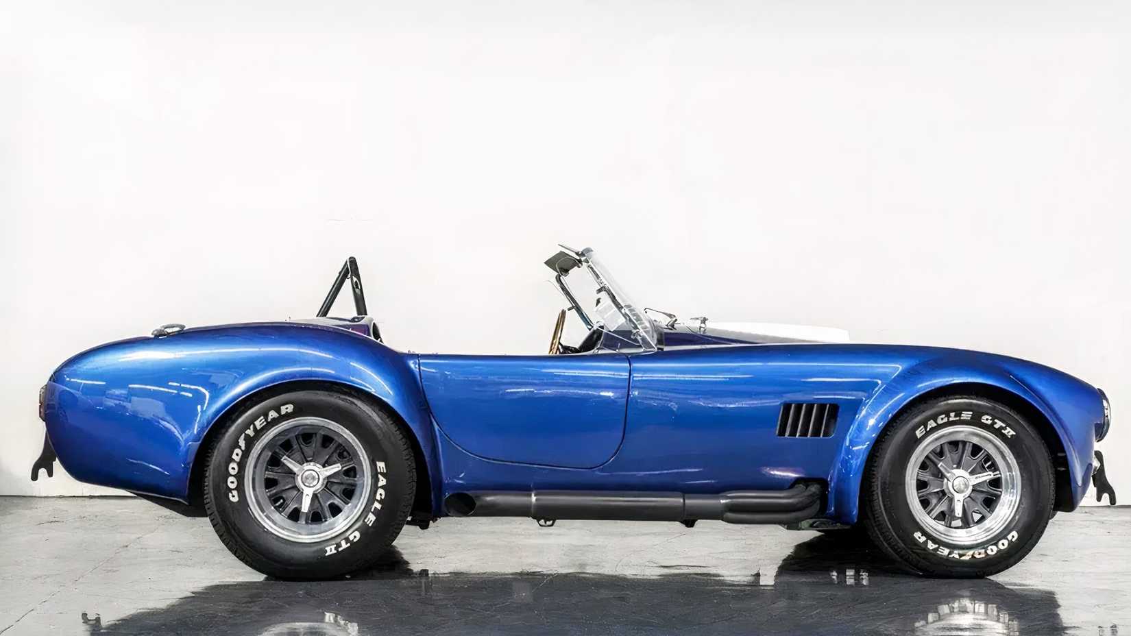 Uma vista lateral de um Superformance Cobra MkIII Roadster