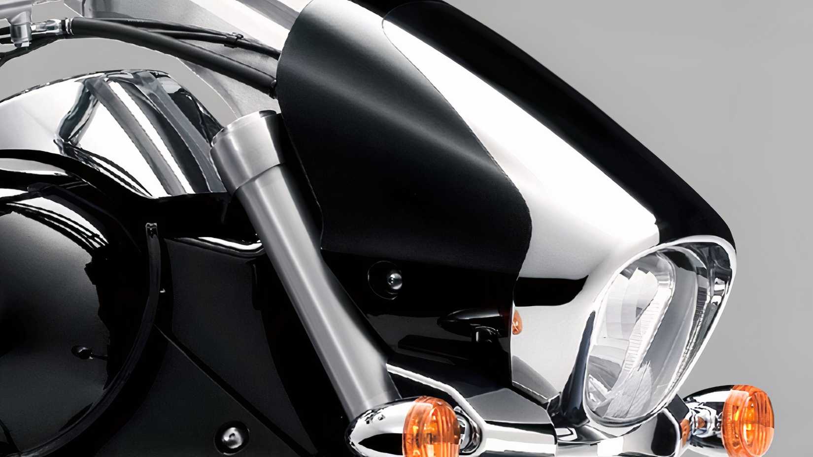 Um close da tampa do farol do Suzuki Boulevard M109R