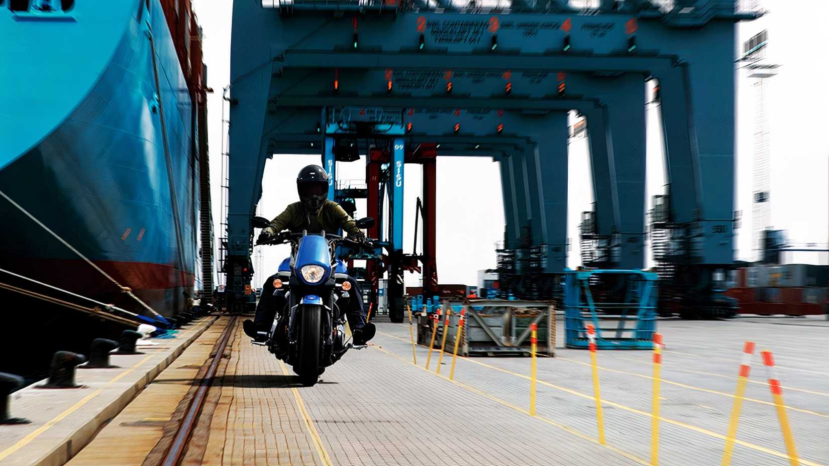 Painel frontal do Suzuki Boulevard M109R andando no porto